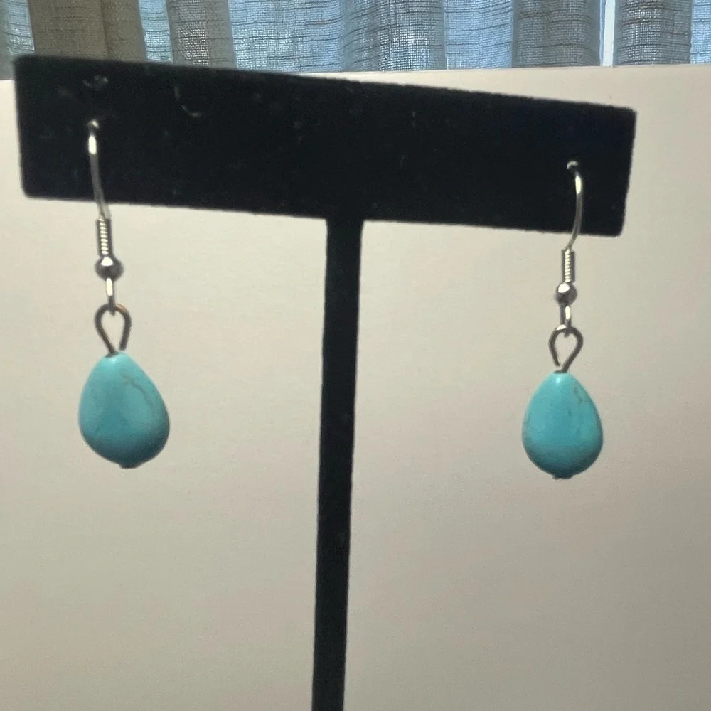 Very long silver tone chain with faux turquoise round pendant and earrings - Picture 4 of 6